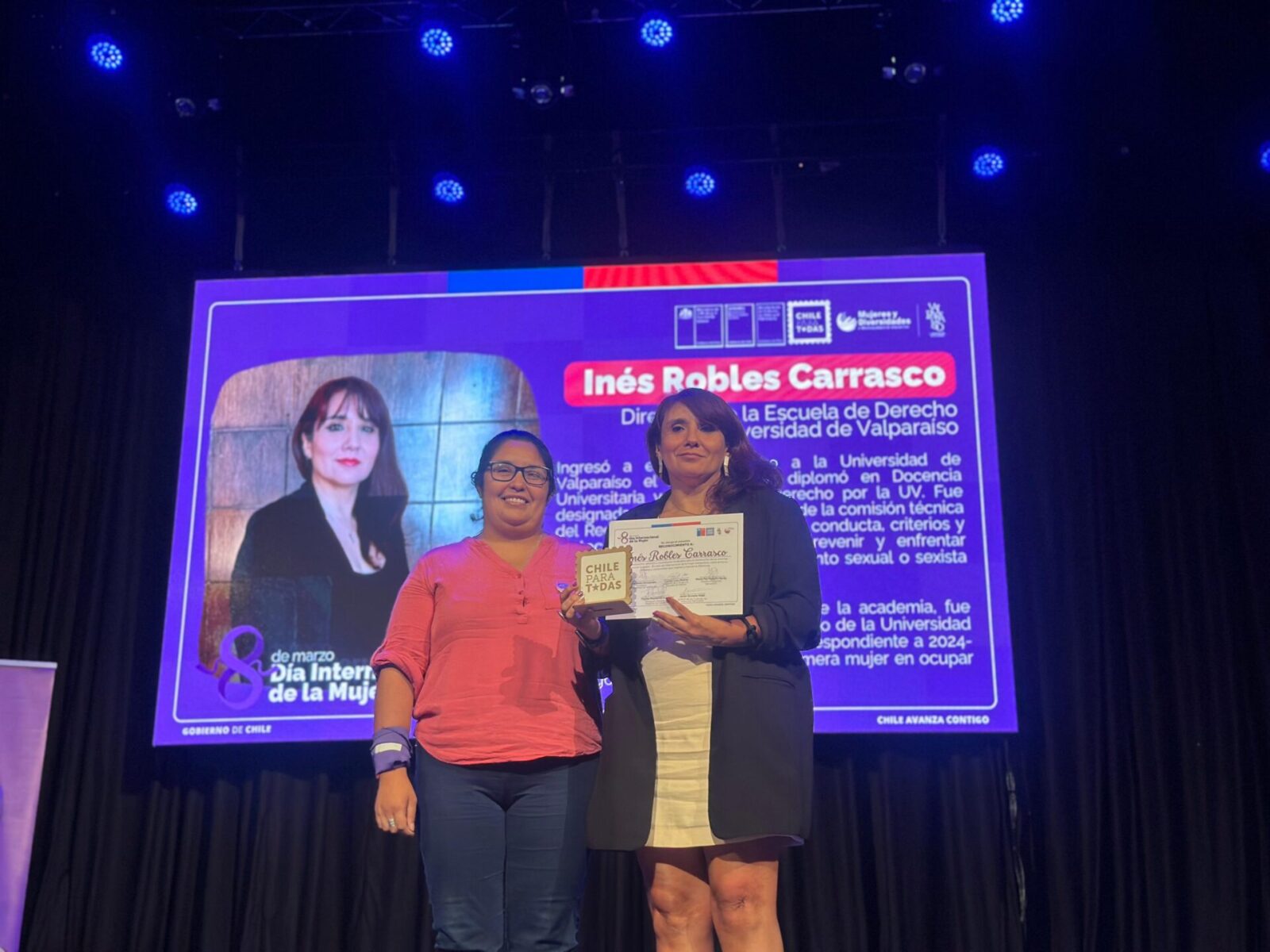 Directora Inés Robles recibe reconocimiento de Seremi de la Mujer y la Equidad de Género en el marco del Día Internacional de la Mujer