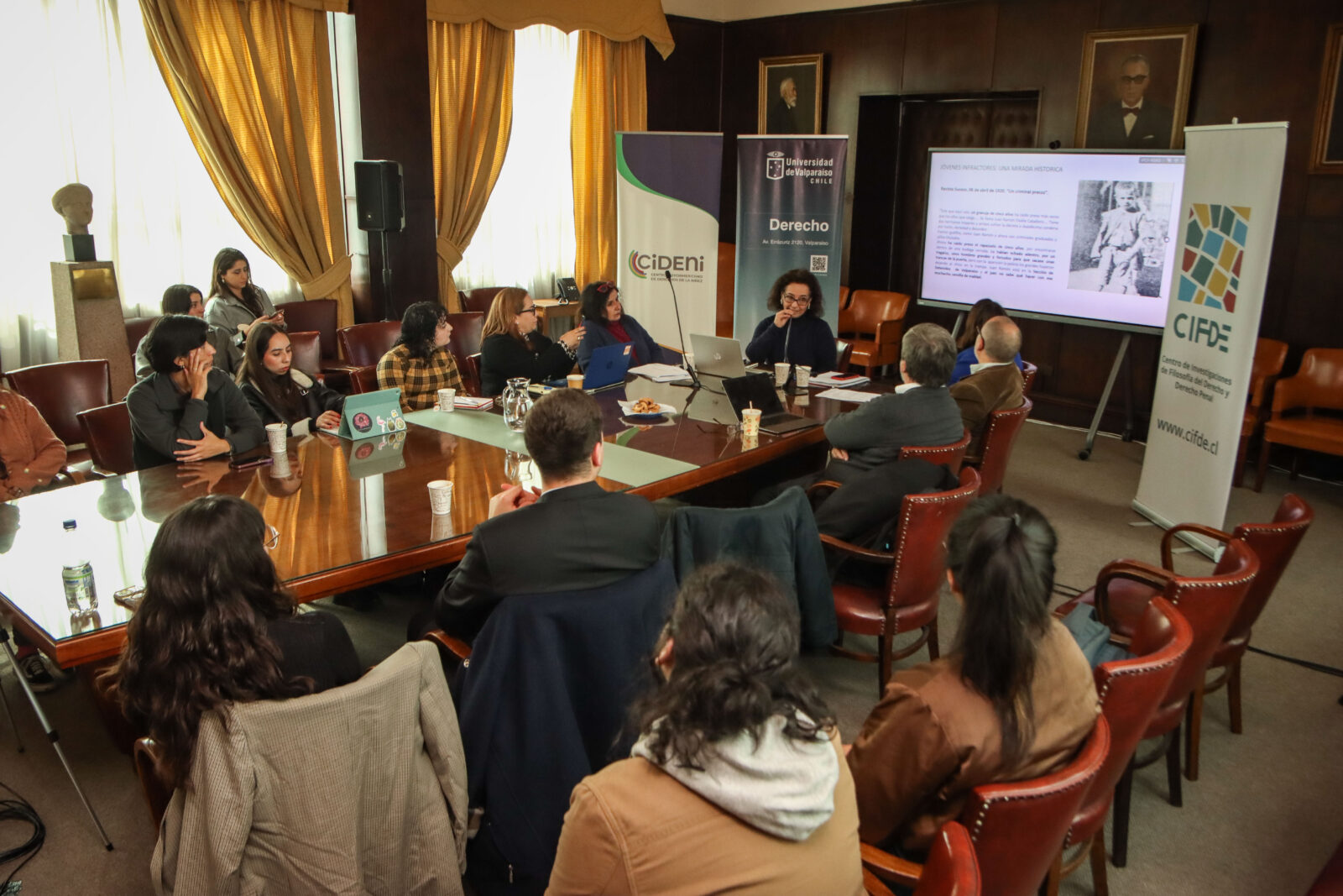 Especialistas se dieron cita en coloquio “Desafíos de la Justicia Juvenil en Chile” en Escuela de Derecho UV