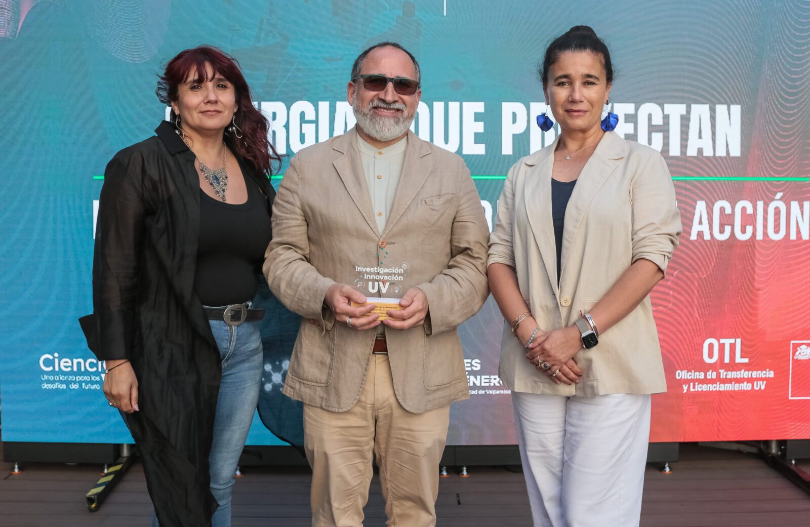 Rommy Álvarez y Luis Villavicencio son reconocidos en cierre anual de la Vicerrectoría de Investigación e Innovación UV “Sinergias que proyectan: la transformación de la UV en acción”