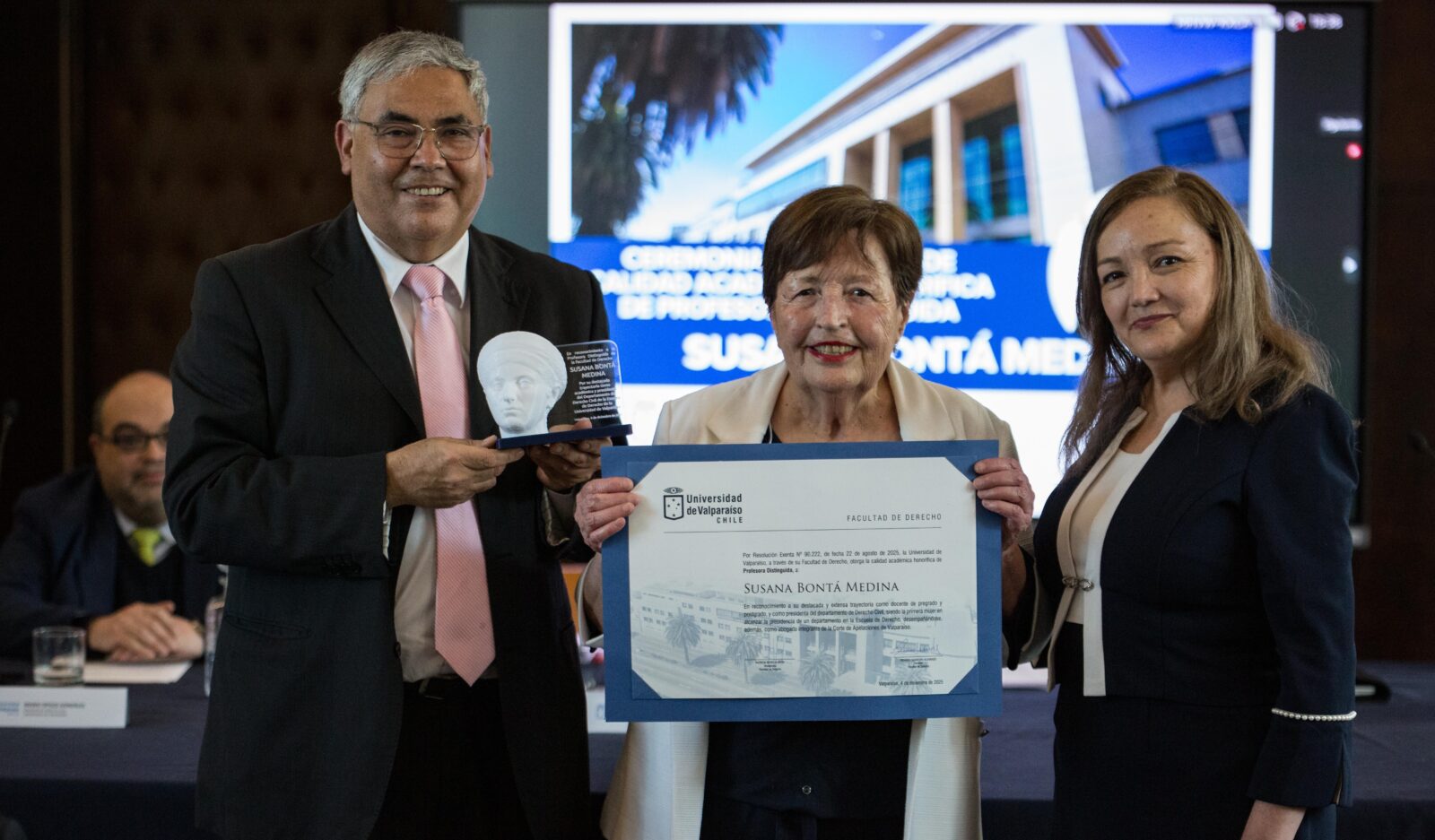 Con ceremonia de homenaje, seminario internacional y nombramiento de Sala de Litigación: Facultad de Derecho UV otorga calidad honorífica de Profesora Distinguida a exacadémica Susana Bontá